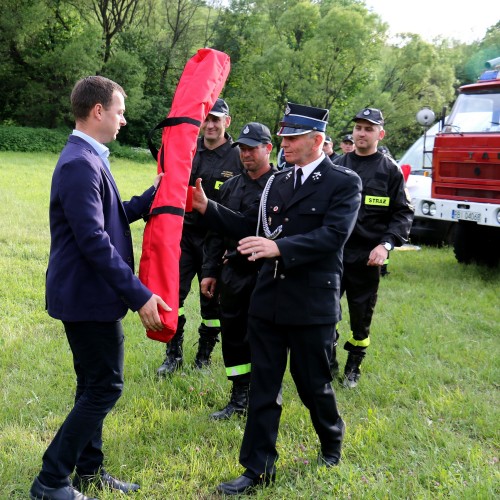 Przekazanie sprzętu dla Ochotniczych Straży Pożarnych